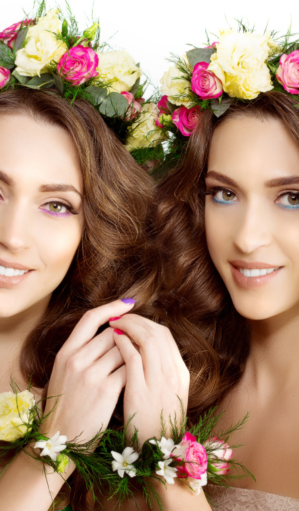 Две красивые девушки с венками из цветов на голове