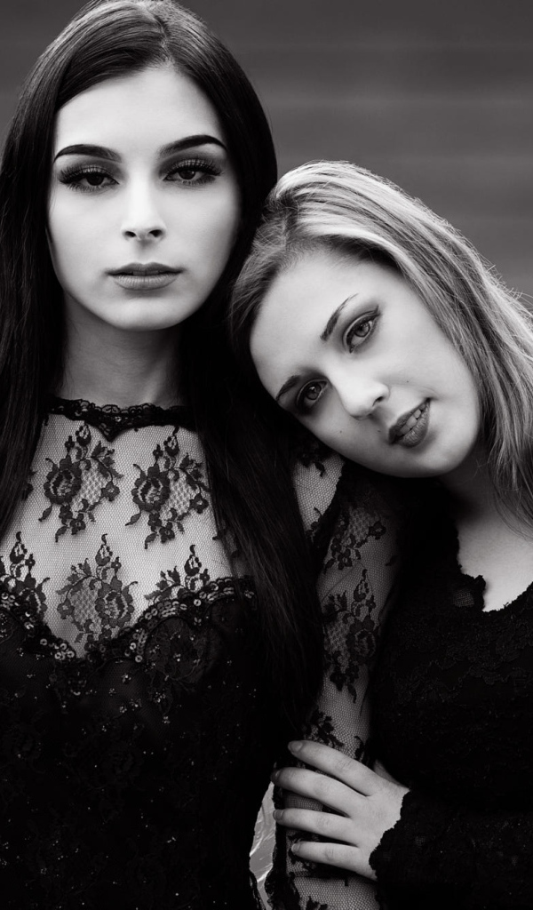 Две молодые красивые девушки черно - белое фото