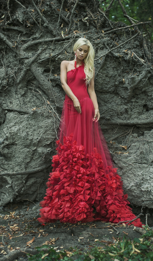 Молодая красивая девушка блондинка в красном платье