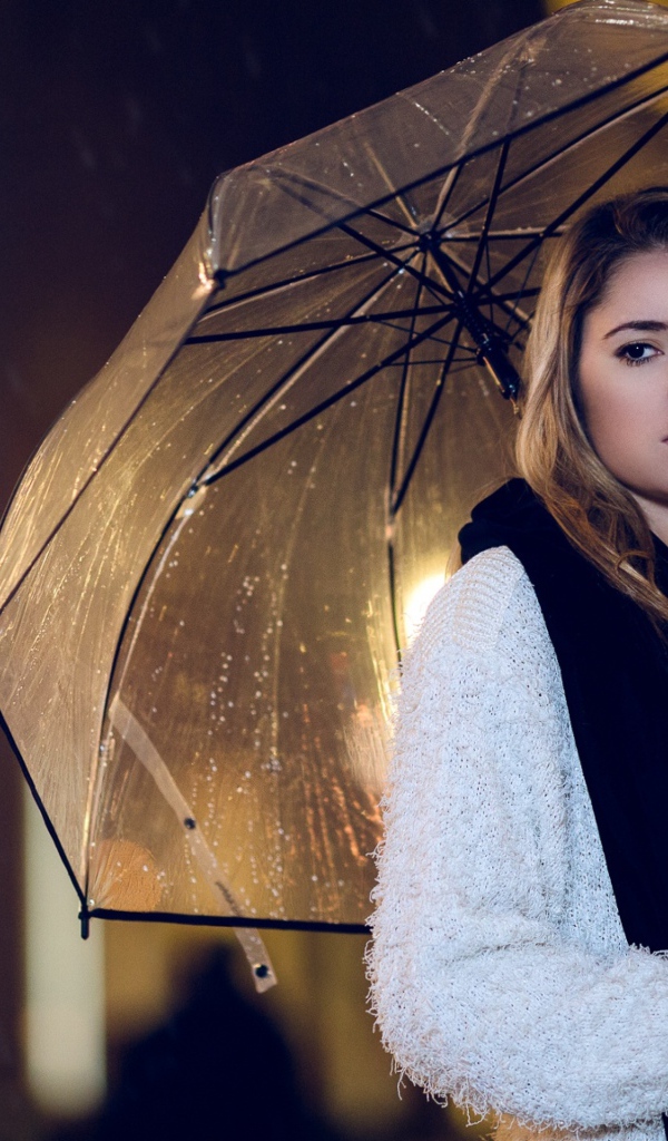 Молодая красивая девушка под зонтом 