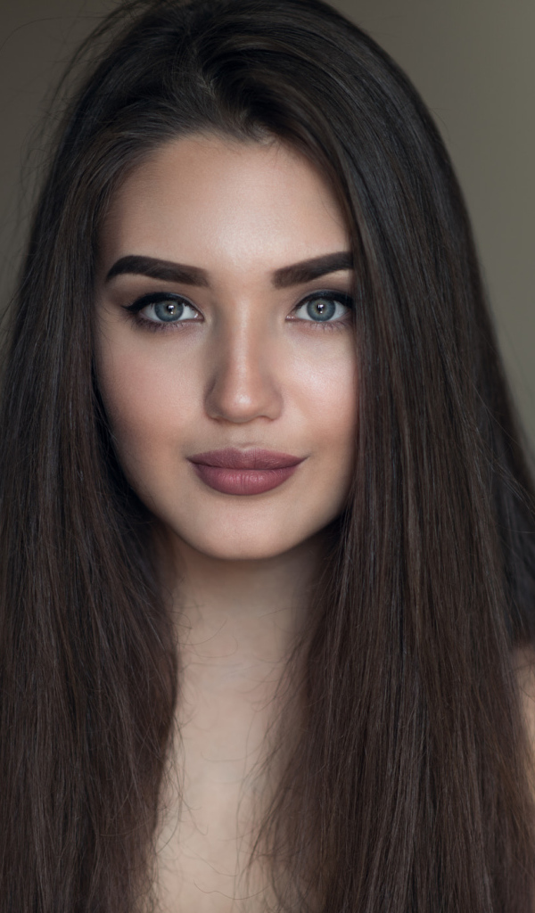 Молодая красивая девушка с длинными волосами