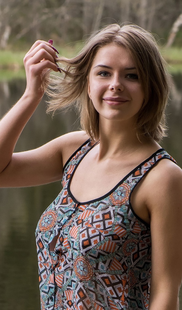 Молодая красивая настоящая девушка