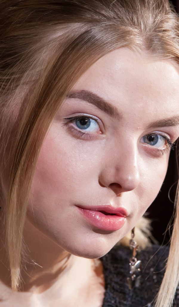 Молодая девушка блондинка с голубыми глазами