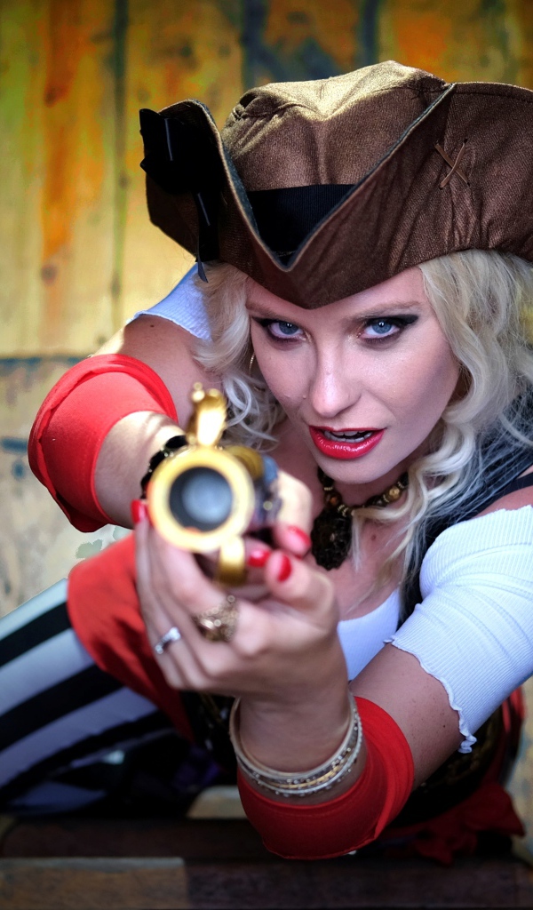 Молодая голубоглазая девушка в костюме пирата