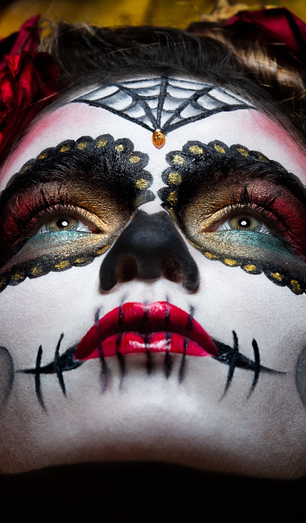 Молодая девушка с рисунком Калавера на лице