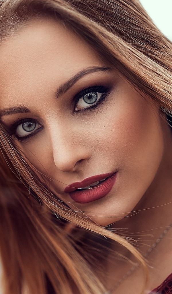 Молодая девушка с красивыми выразительными глазами 