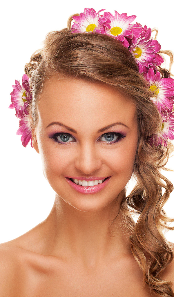 Молодая девушка с красивой прический и цветами хризантемы в волосах