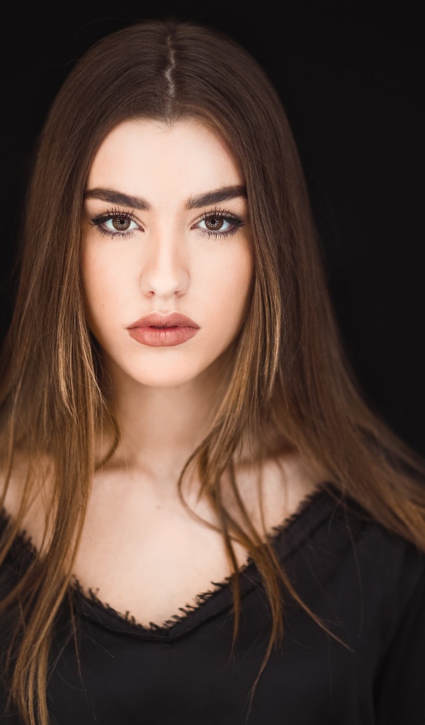 Молодая девушка с карими глазами 