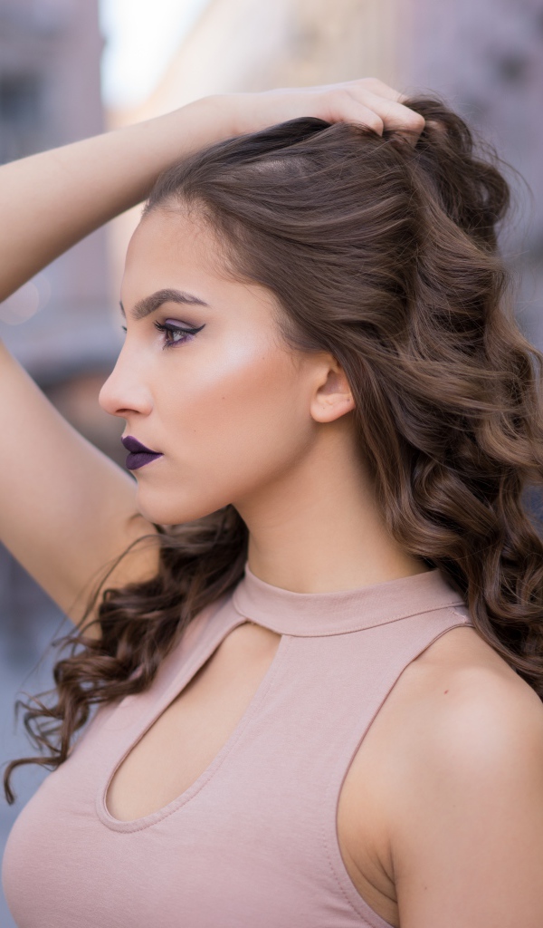 Молодая девушка шатенка с красивым макияжем