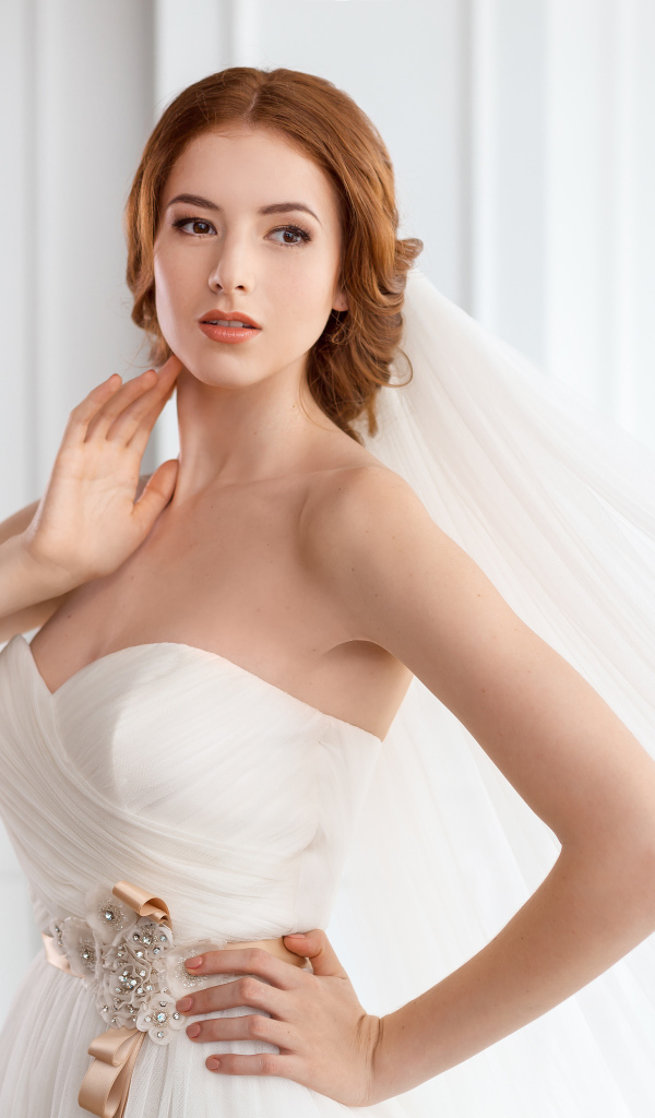 Молодая нежная девушка невеста в красивом свадебном платье