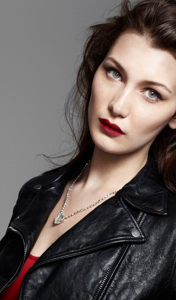 Американская модель Белла Хадид в черной кожаной куртке