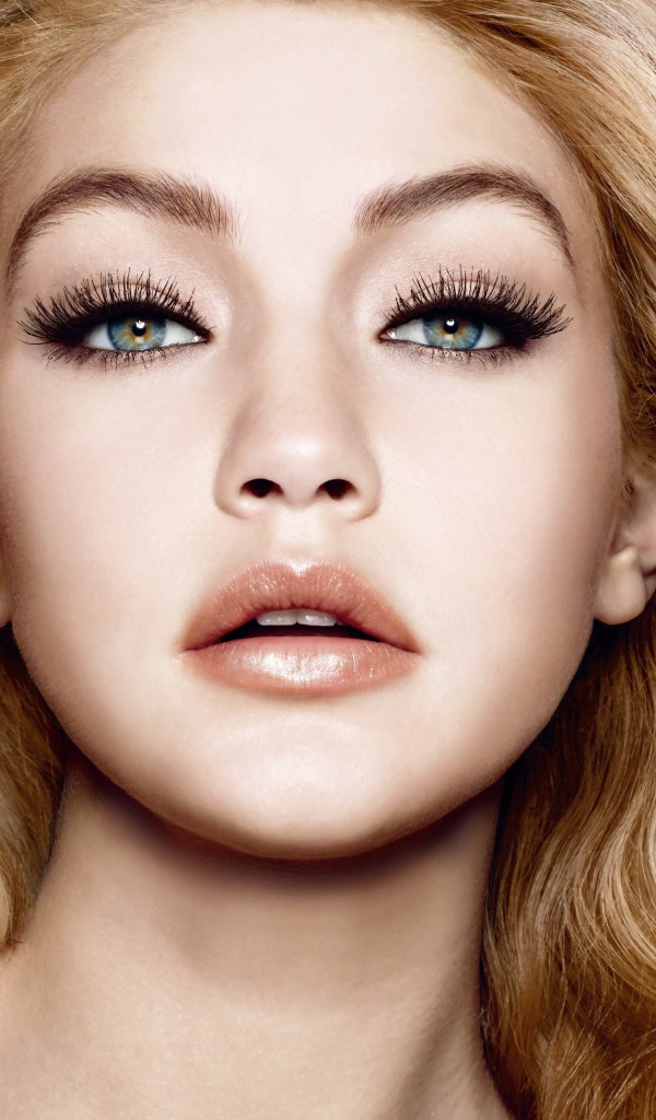 Красивая голубоглазая девушка модель Джиджи Хадид