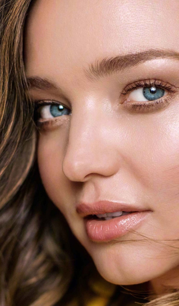 Красивая голубоглазая девушка модель Миранда Керр