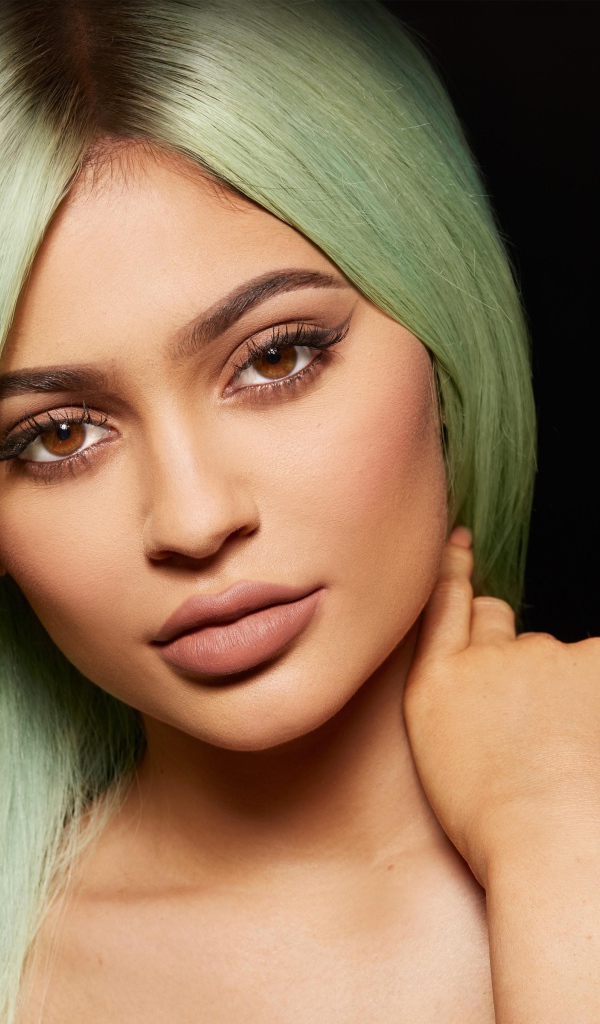 Красивая кареглазая модель Кайли Дженнер