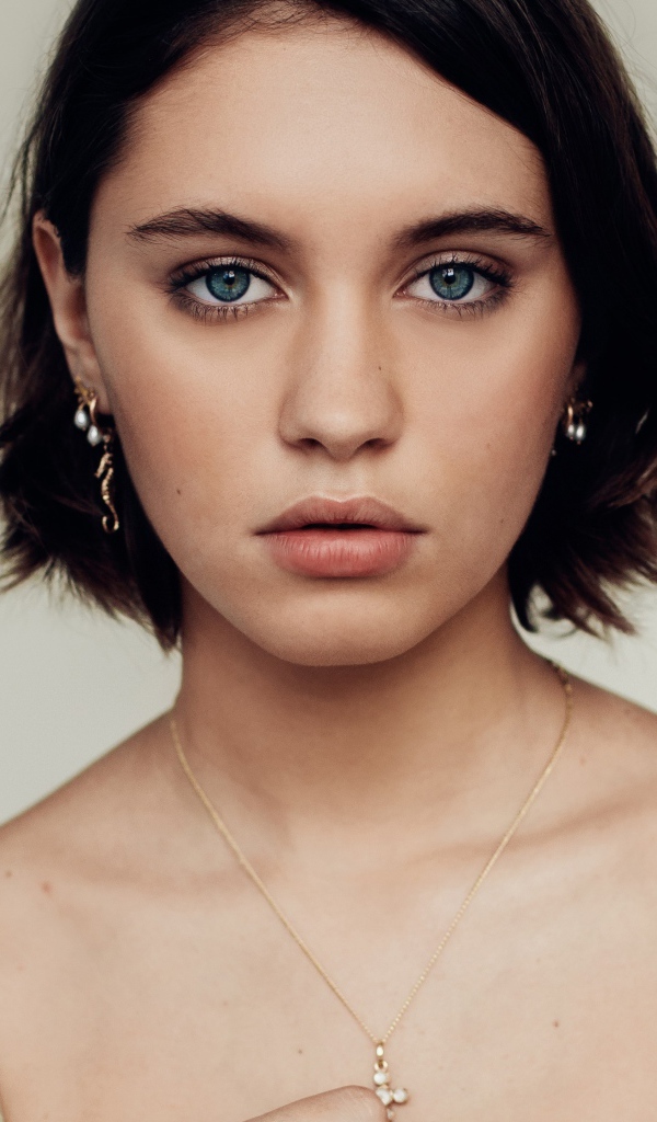 Красивая девушка, английская модель Айрис Лоу