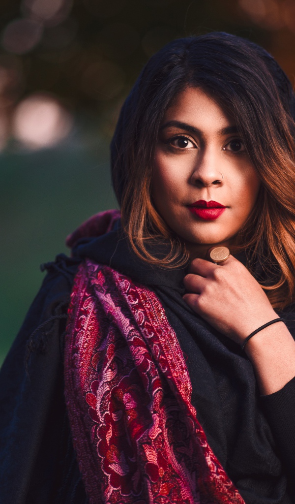 Красивая девушка модель в черном платке