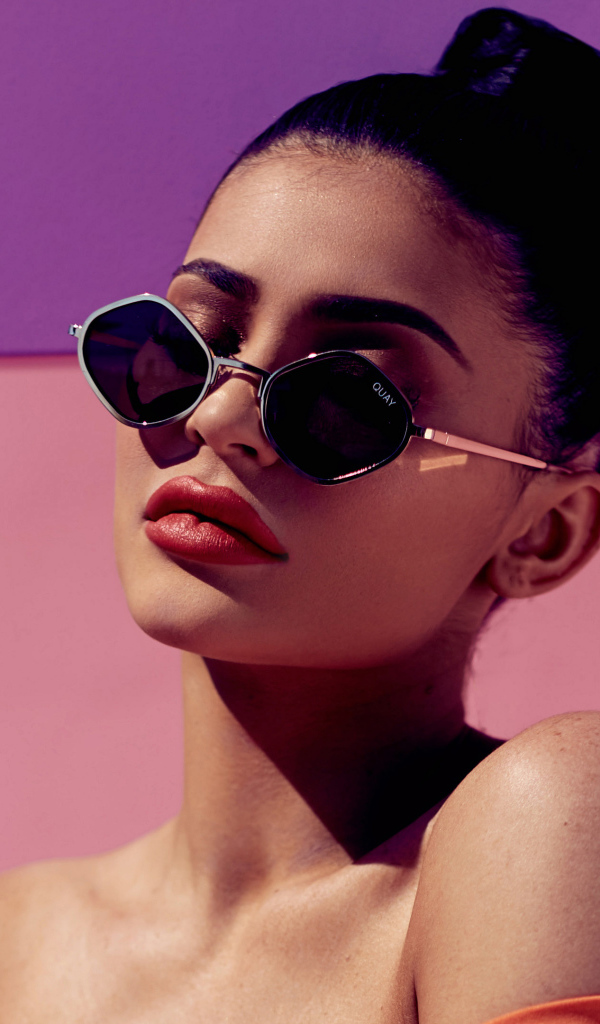 Красивая молодая девушка модель Кайли Дженнер в черных очках