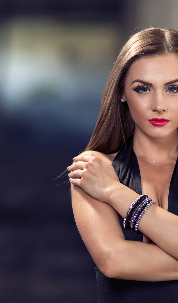 Голубоглазая девушка модель с красивым макияжем