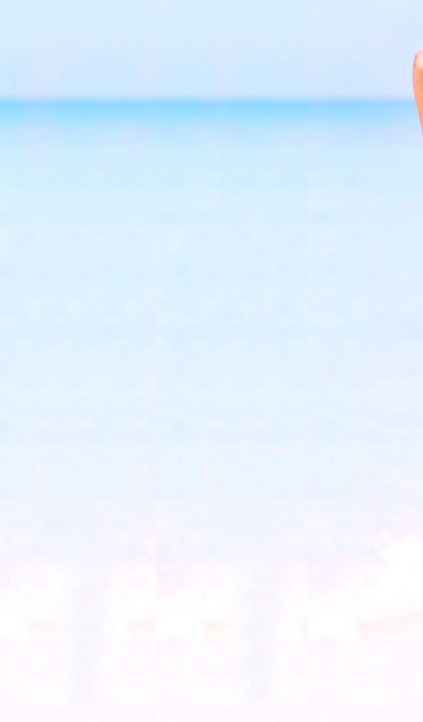 Девушка модель в купальнике на берегу океана