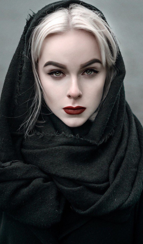 Девушка модель в черном наряде с красными губами 