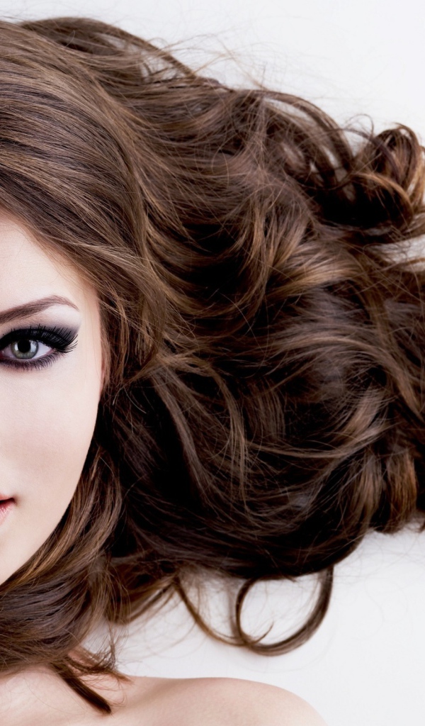 Девушка модель с темными волосами 