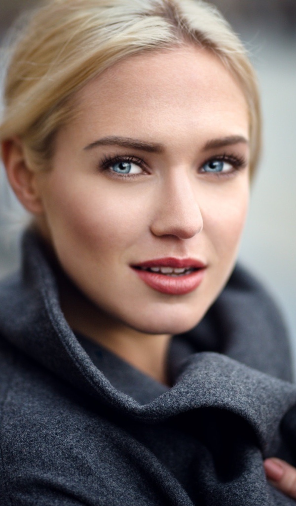 Девушка с голубыми глазами модель  Eva Mikulski 