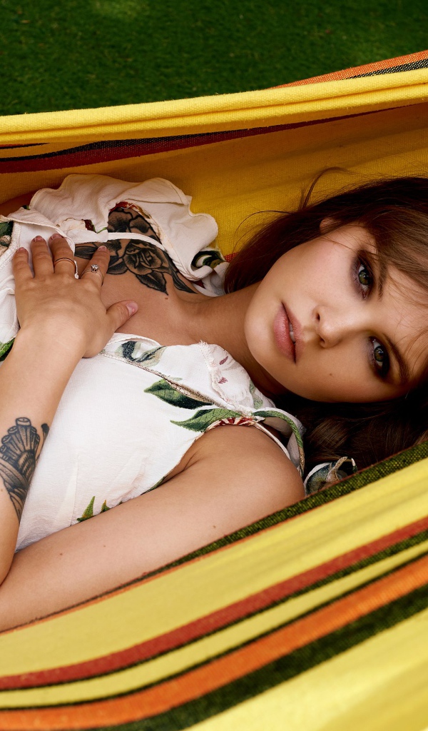 Популярная девушка модель Анастасия Щеглова с татуировкой на руке