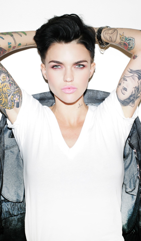 Девушка модель Руби Роуз с татуировками на руках