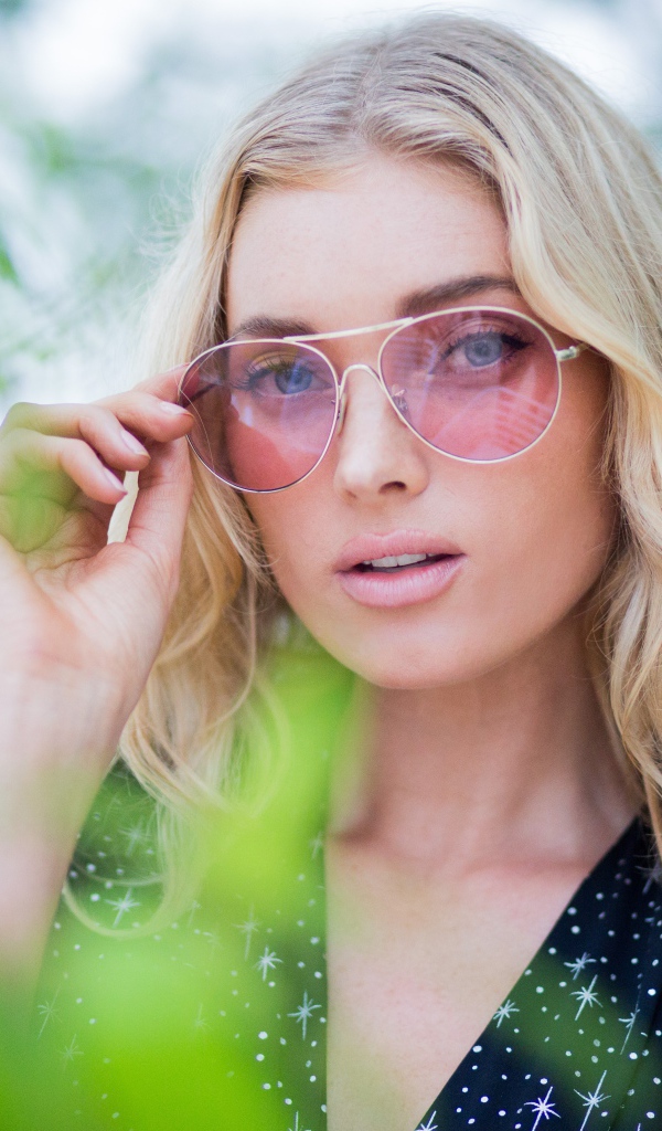 Стильная блондинка модель Эльза Хоск в солнечных очках