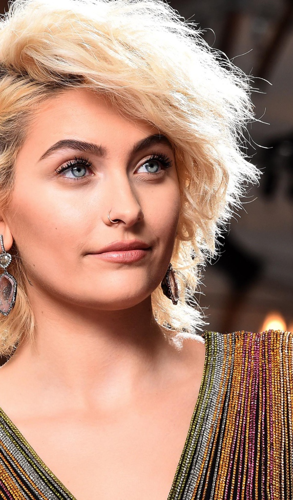 Молодая блондинка известная модель Пэрис Джексон