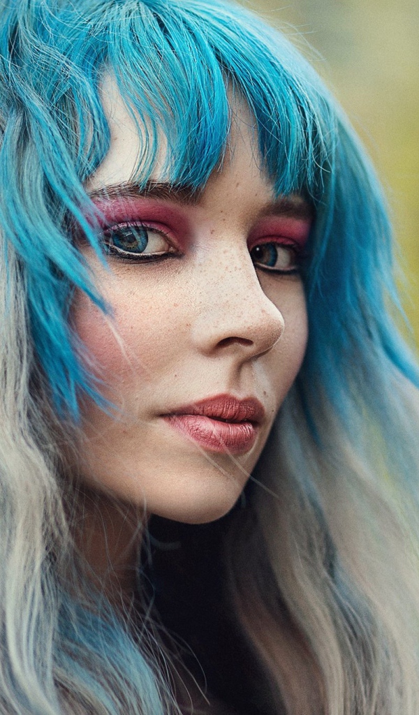 Молодая девушка модель с голубыми волосами