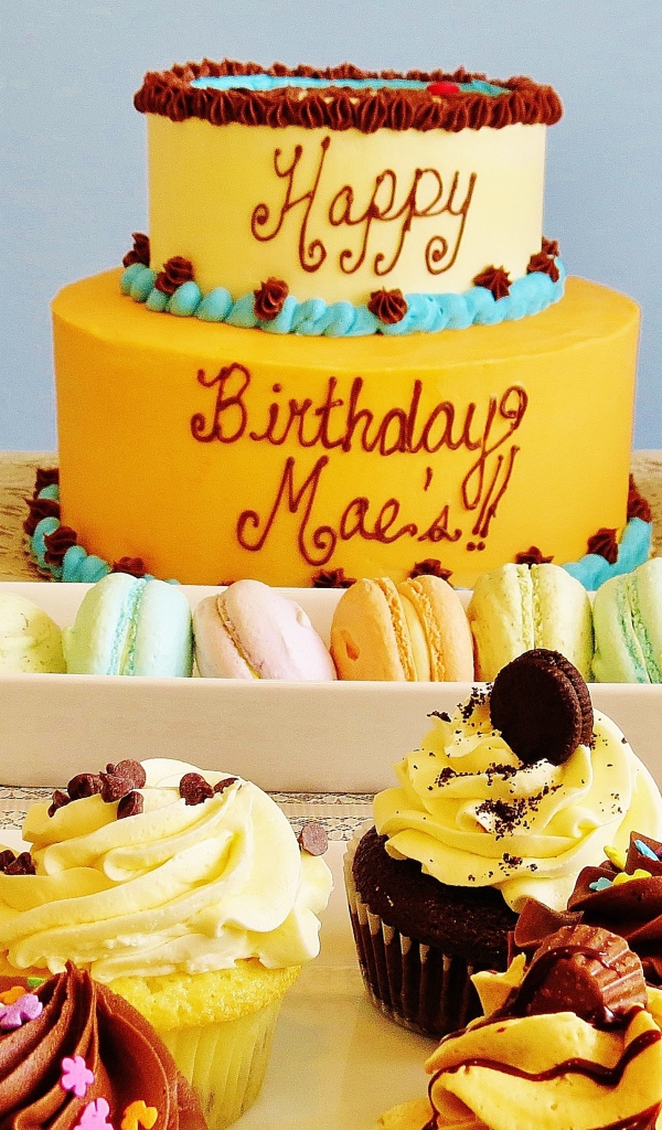 Большой красивый торт и капкейки ко Дню рождения