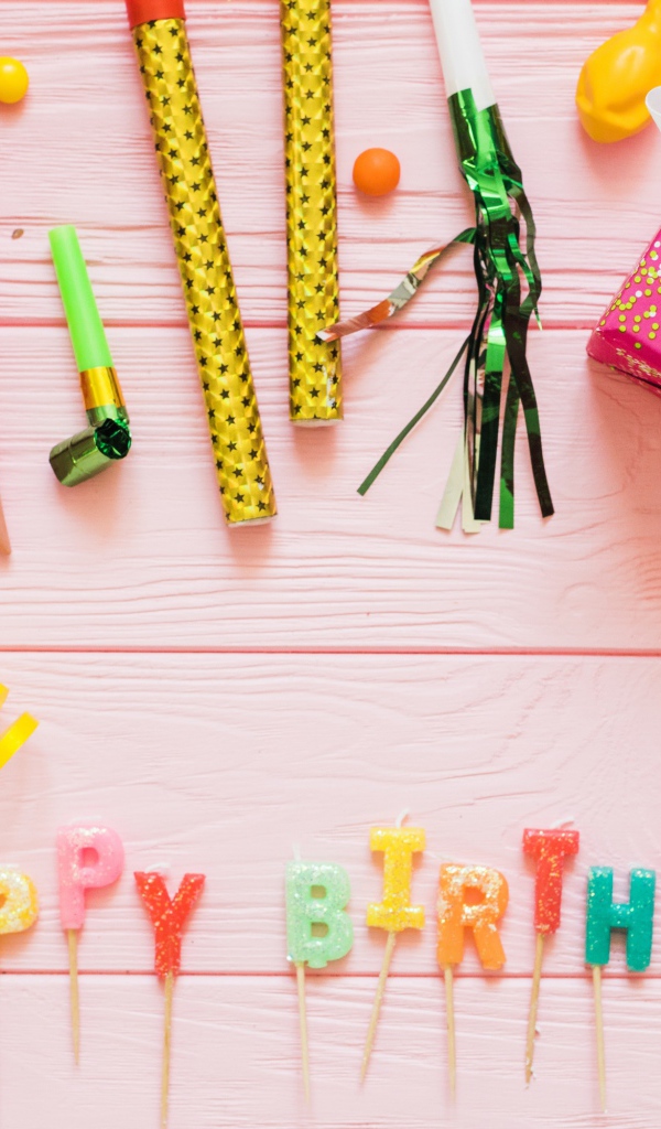 Украшения и праздничные свечи на день рождения