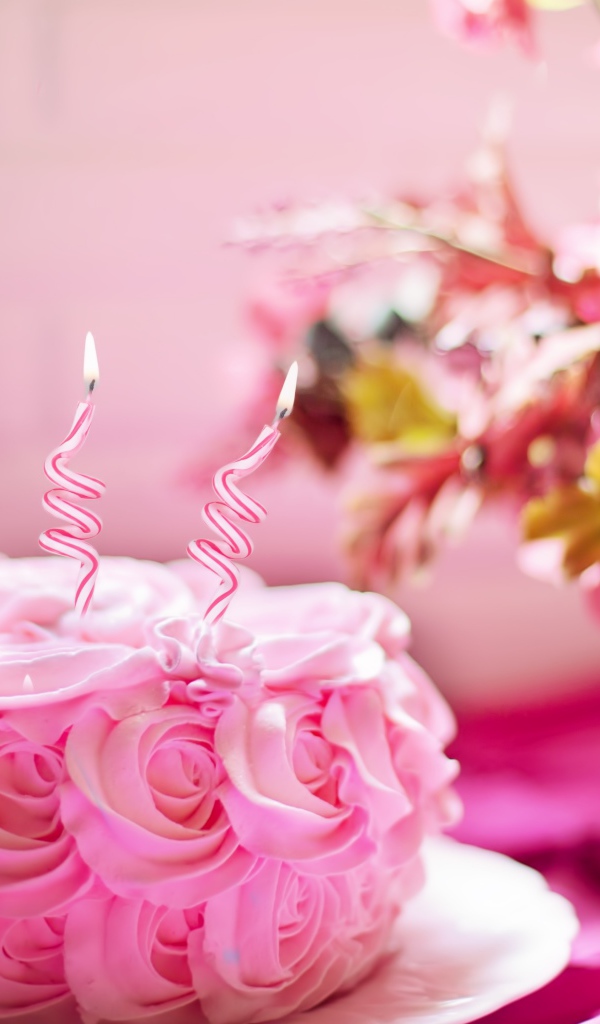 Розовый торт со свечами на День рождения
