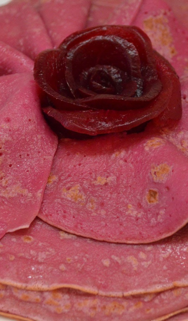 Красивые свекольные блины угощение на Масленицу 