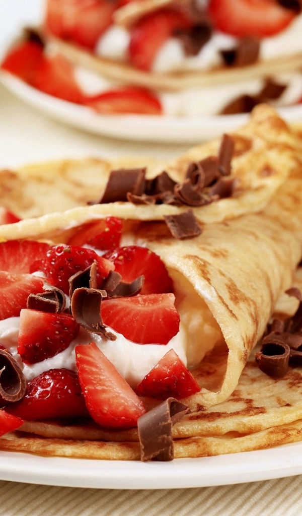 Аппетитные блины с клубникой на Масленицу 2017 