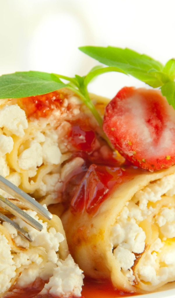 Ароматные блинчики с творогом и клубникой 