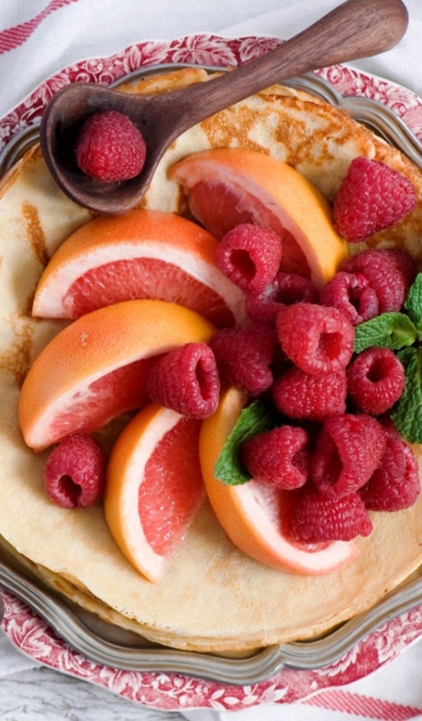 Блины с грейпфрутом и малиной на Масленицу 