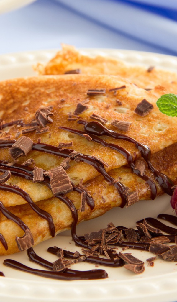 Блины с тертым шоколадом и малиной 