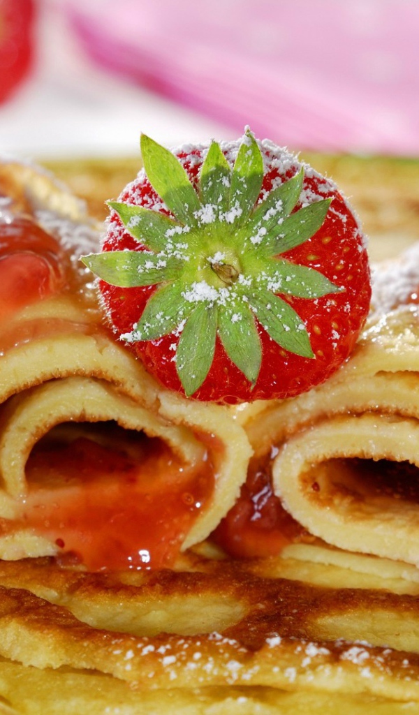 Блины с джемом и клубникой на Масленицу 