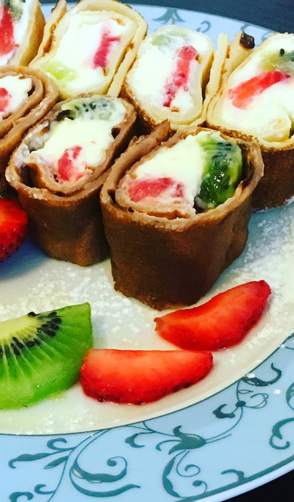 Роллы из блинов с ягодами на Масленицу 