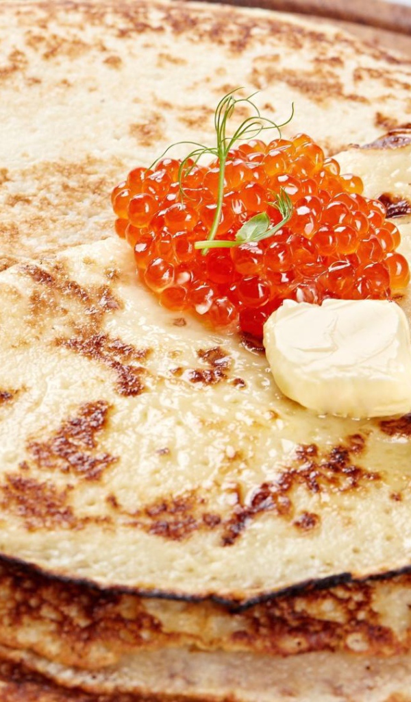 Румяные блины с красной икрой на Масленицу 2017 