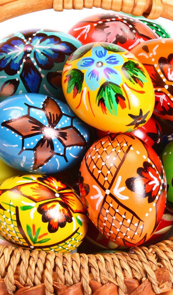 Корзина расписных пасхальных яиц 