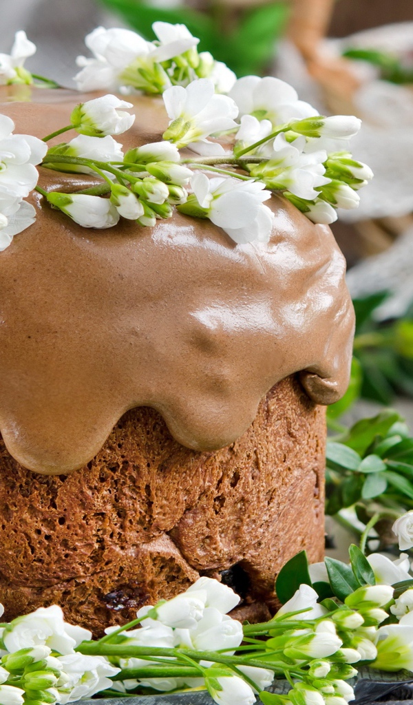 Красивый пасхальный кулич с шоколадной глазурью и цветами 