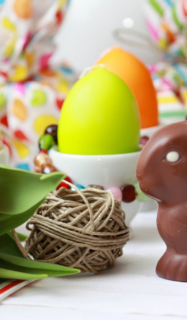 Шоколадный пасхальный кролик и тюльпаны 