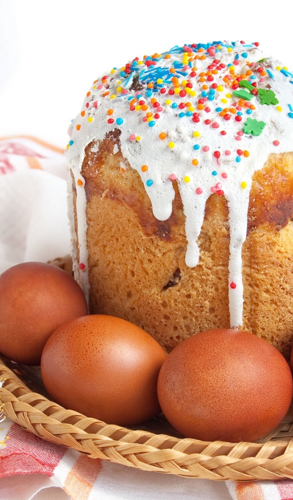 Пасхальный кулич и яйца на праздничном столе 