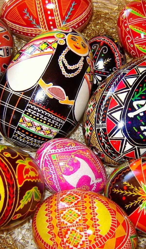 Праздничные узоры на пасхальных яйцах 