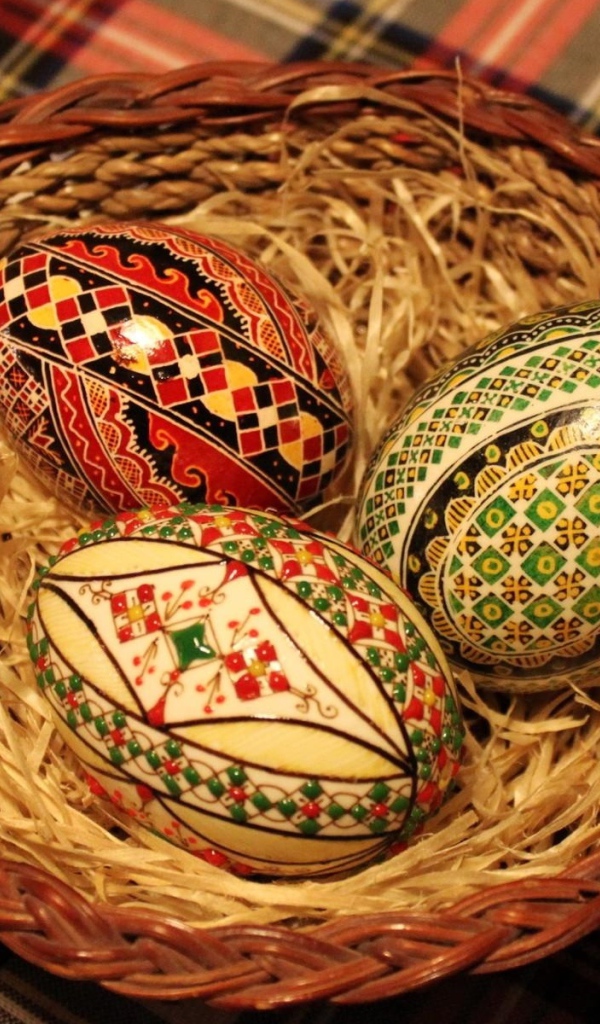 Три красивых яйца в корзине на праздник Пасха 