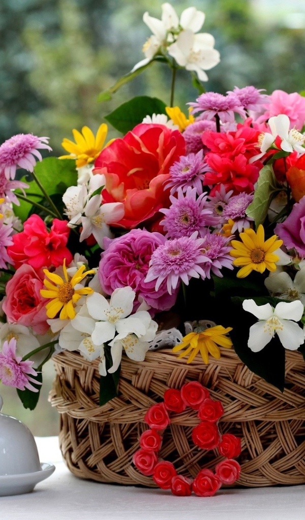 Корзина цветов подарок на 8 Марта