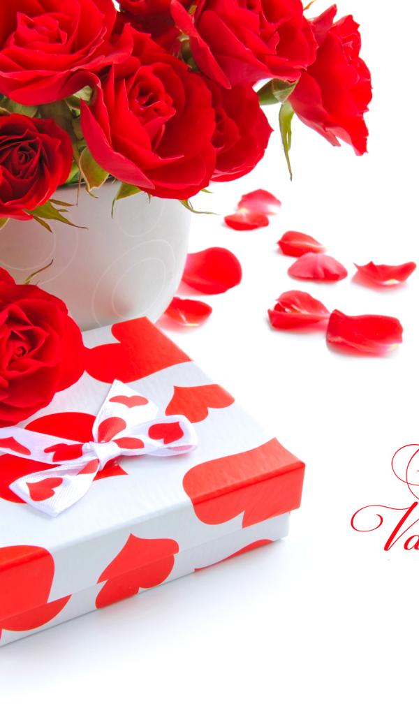Букет красных роз с подарком на белом фоне на День Святого Валентина